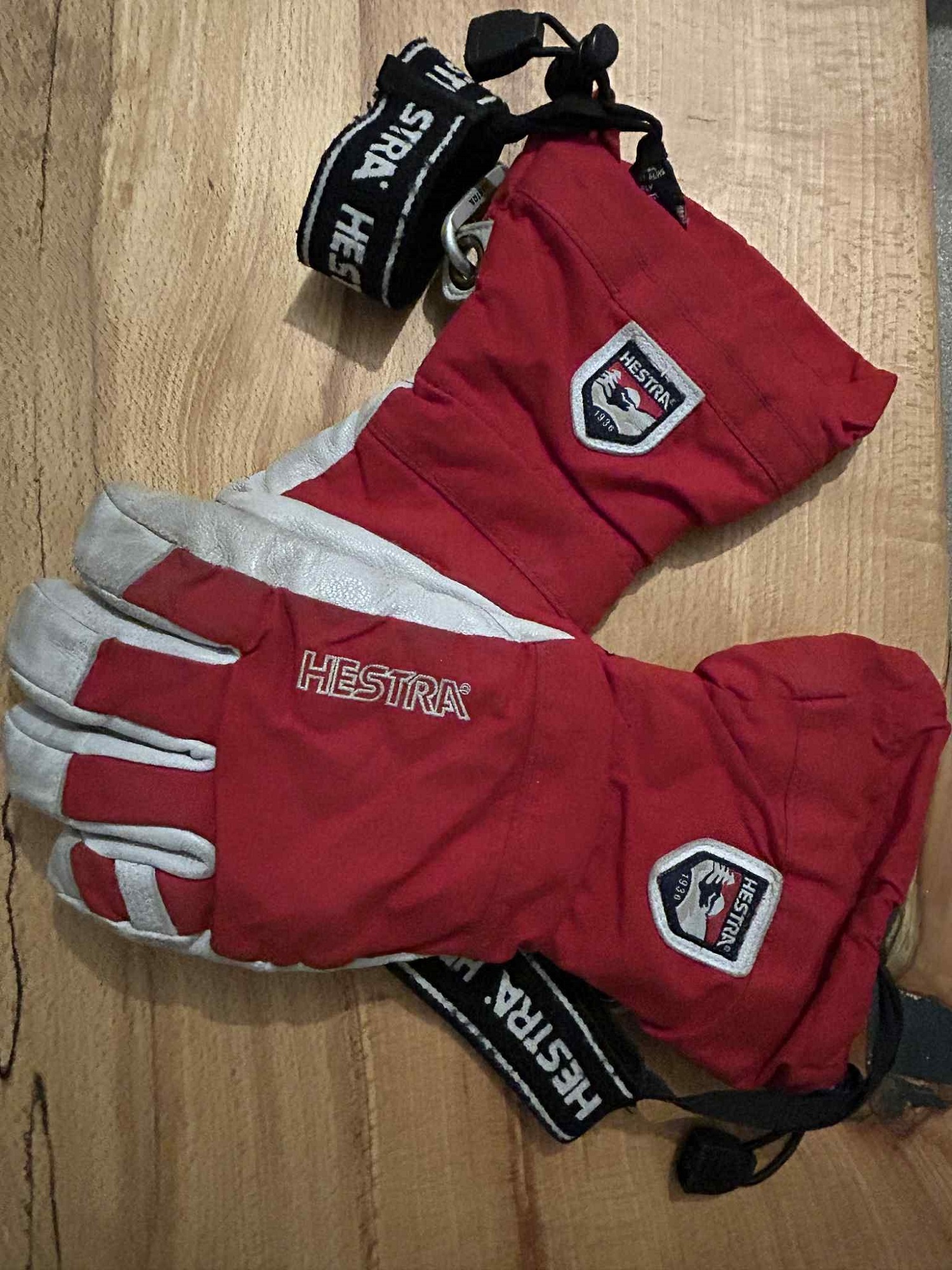 Hestra Classic Red